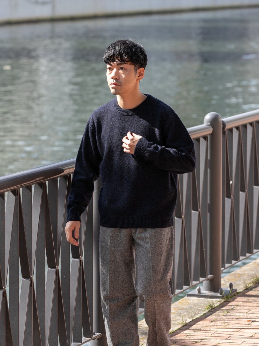 ブルー系のニット/セーター、グレー系のその他パンツを着用したメンズの秋コーディネートの6枚目の写真