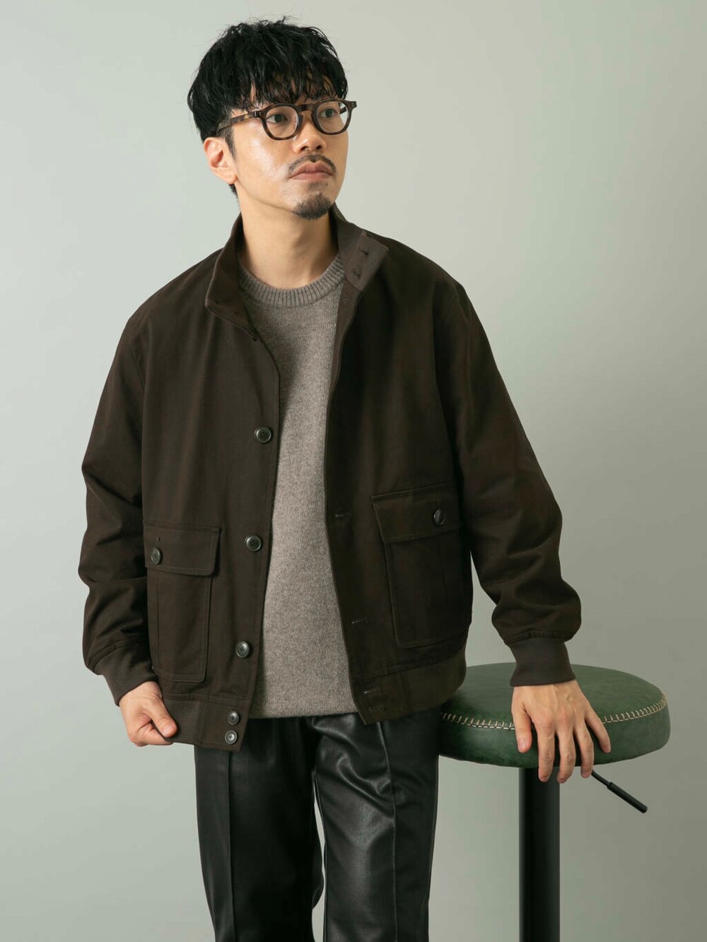 ブラック系のその他パンツ、ブラウン系のブルゾンを着用したメンズの夏コーディネートの3枚目の写真