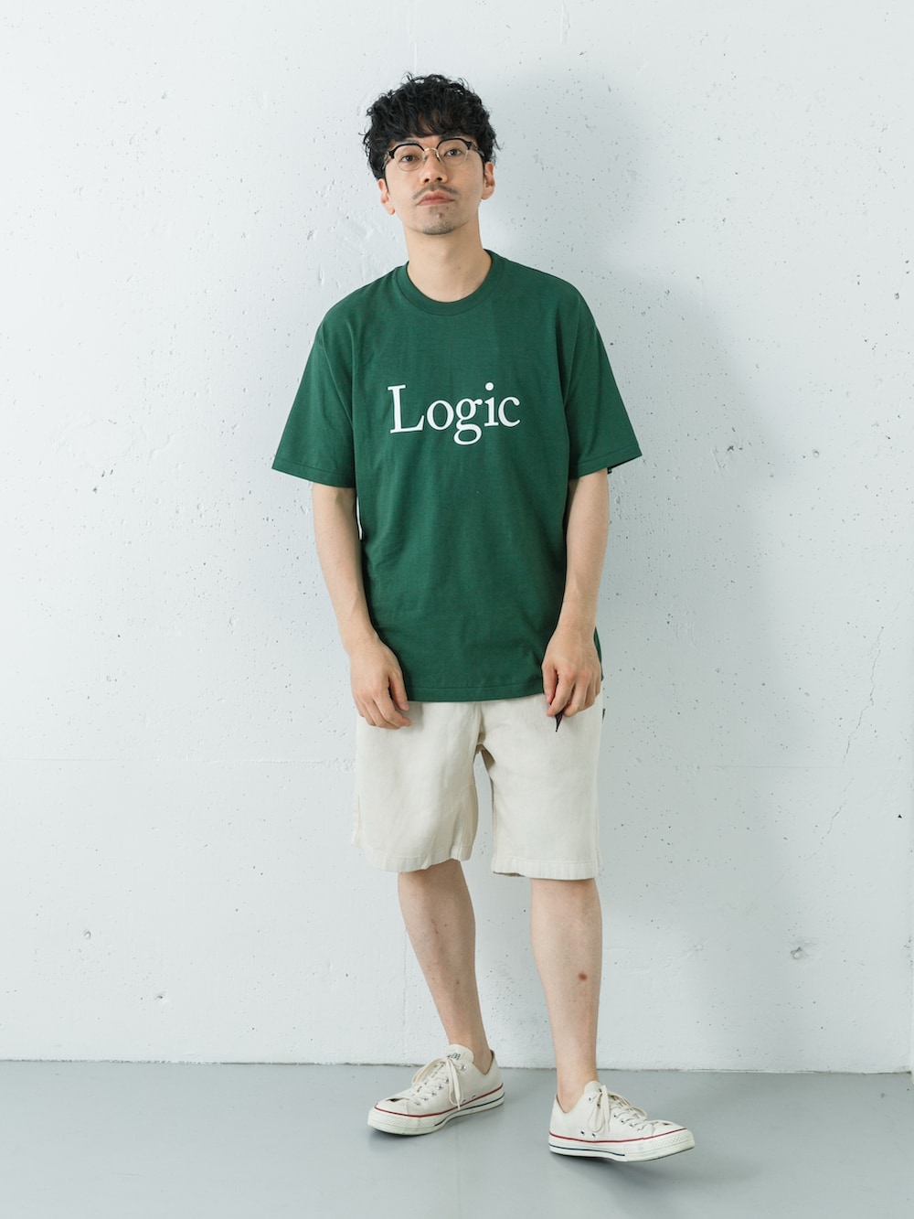ベージュ系のその他パンツ、グリーン系のTシャツ/カットソーを着用したメンズの夏コーディネートの6枚目の写真
