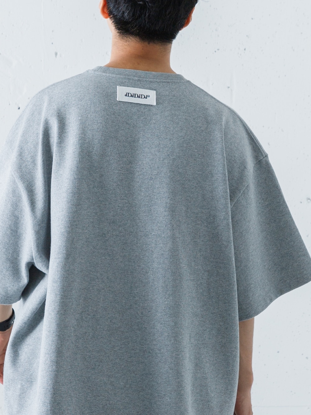 グレー系のTシャツ/カットソー、ブラック系のサンダルを着用したメンズの夏コーディネートの4枚目の写真