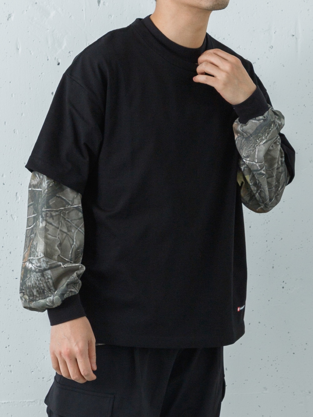 ブラック系のTシャツ/カットソー、その他のTシャツ/カットソー、ブラック系のその他パンツを着用したメンズの春コーディネートの7枚目の写真