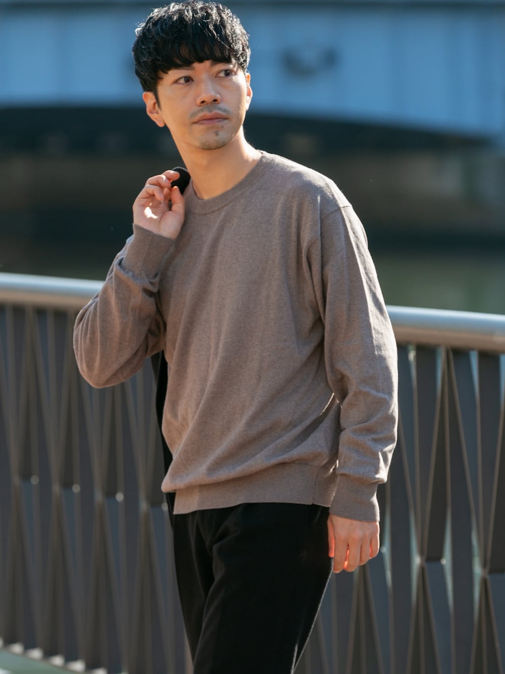 グレー系のニット/セーター、ブルー系のピーコート、ブラック系のセットアップを着用したメンズの秋コーディネートの4枚目の写真