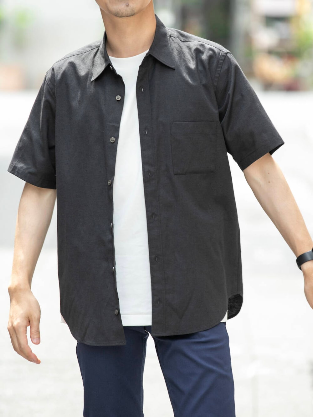 ブルー系のチノパンツ、ホワイト系のTシャツ/カットソー、ブラック系のシャツ/ブラウスを着用したメンズの春コーディネートの2枚目の写真