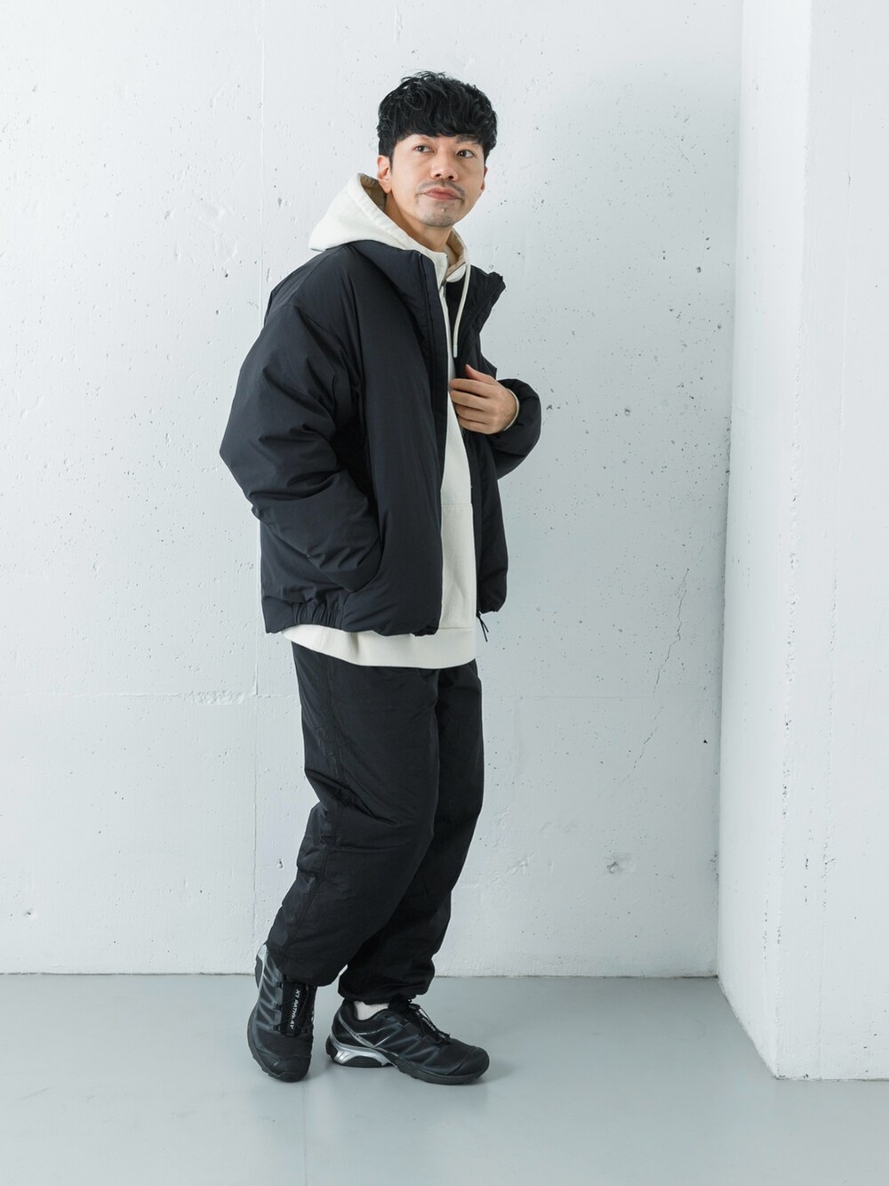 ホワイト系のスウェット、ブラック系のダウンジャケット/コート、ブラック系のその他パンツを着用したメンズの秋コーディネートの5枚目の写真