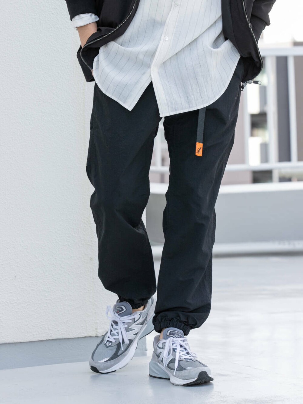 ブラック系のその他パンツ、ブラック系のブルゾン、ホワイト系のシャツ/ブラウスを着用したメンズの冬コーディネートの3枚目の写真