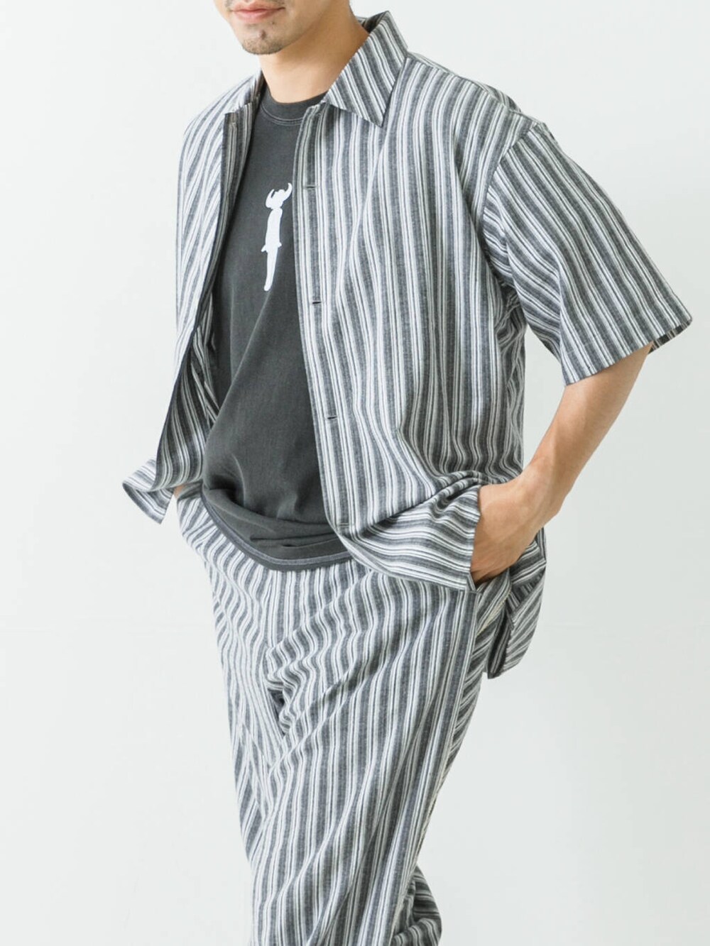 ブラック系のシャツ/ブラウス、ブラック系のその他パンツ、ブラック系のTシャツ/カットソーを着用したメンズの夏コーディネートの5枚目の写真