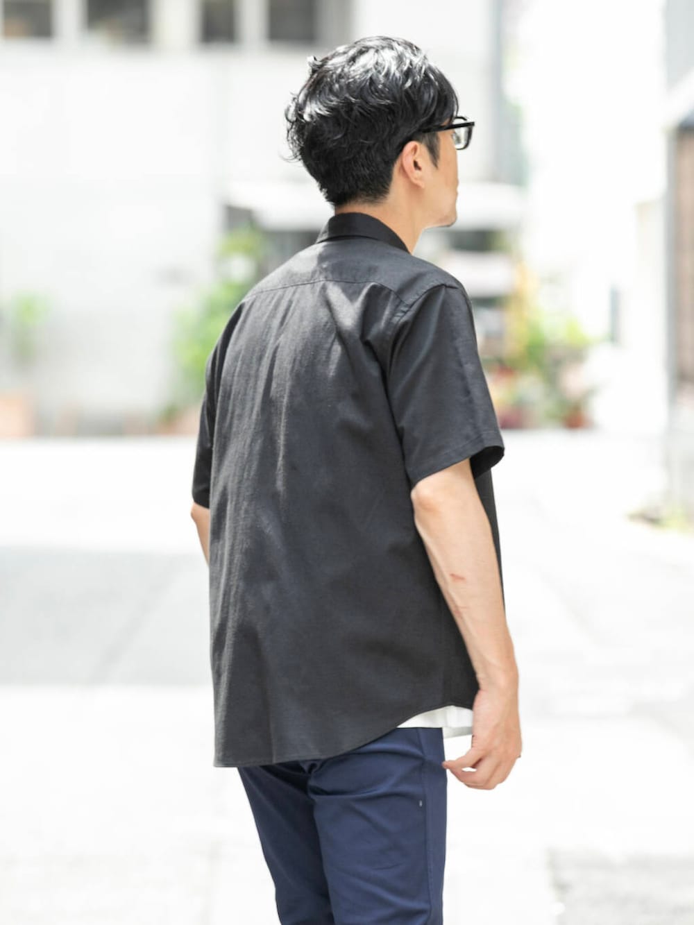 ブルー系のチノパンツ、ホワイト系のTシャツ/カットソー、ブラック系のシャツ/ブラウスを着用したメンズの春コーディネートの4枚目の写真