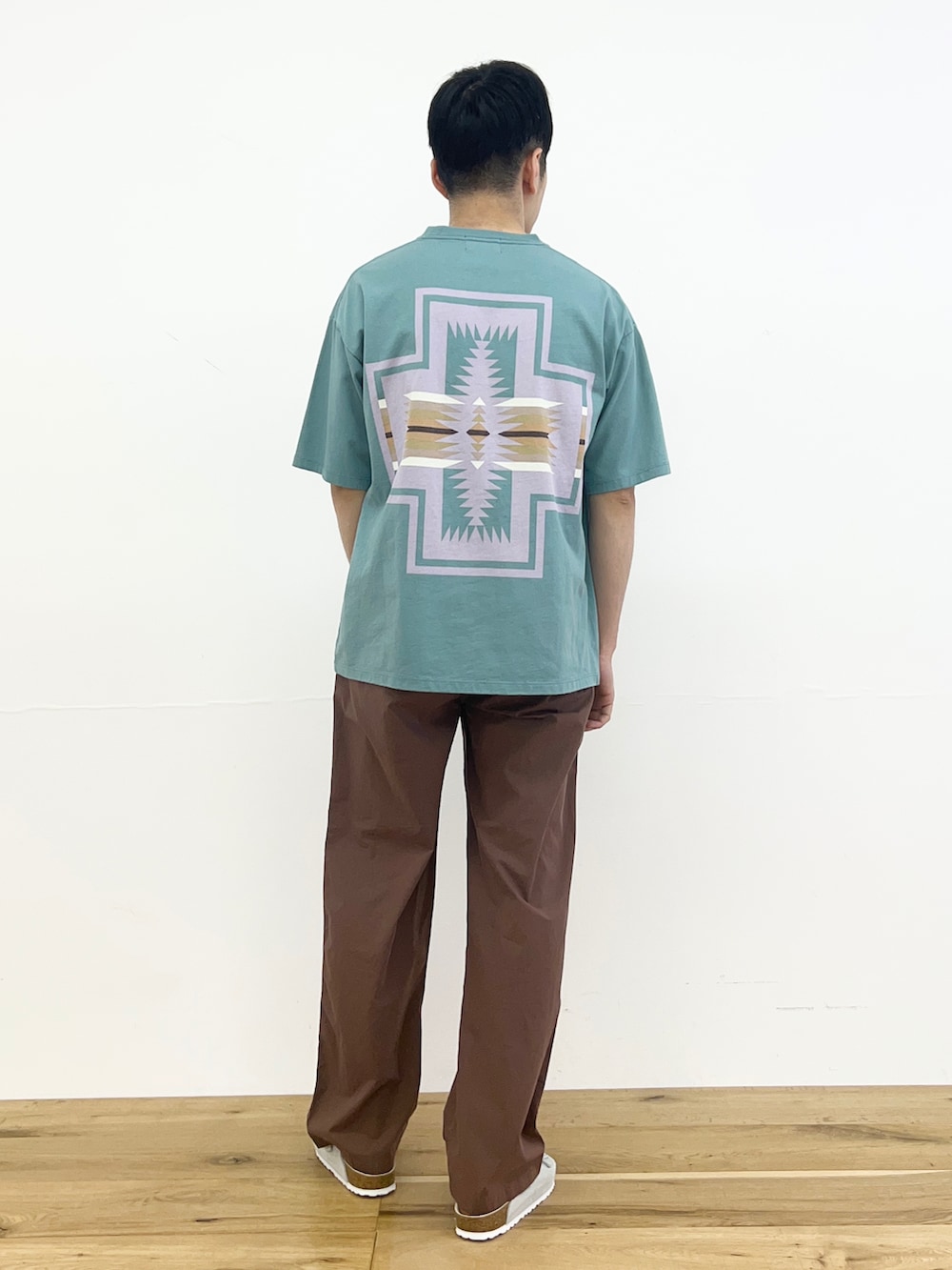 グリーン系のTシャツ/カットソー、ブラウン系のその他パンツ、ホワイト系のその他を着用したメンズの春コーディネートの2枚目の写真