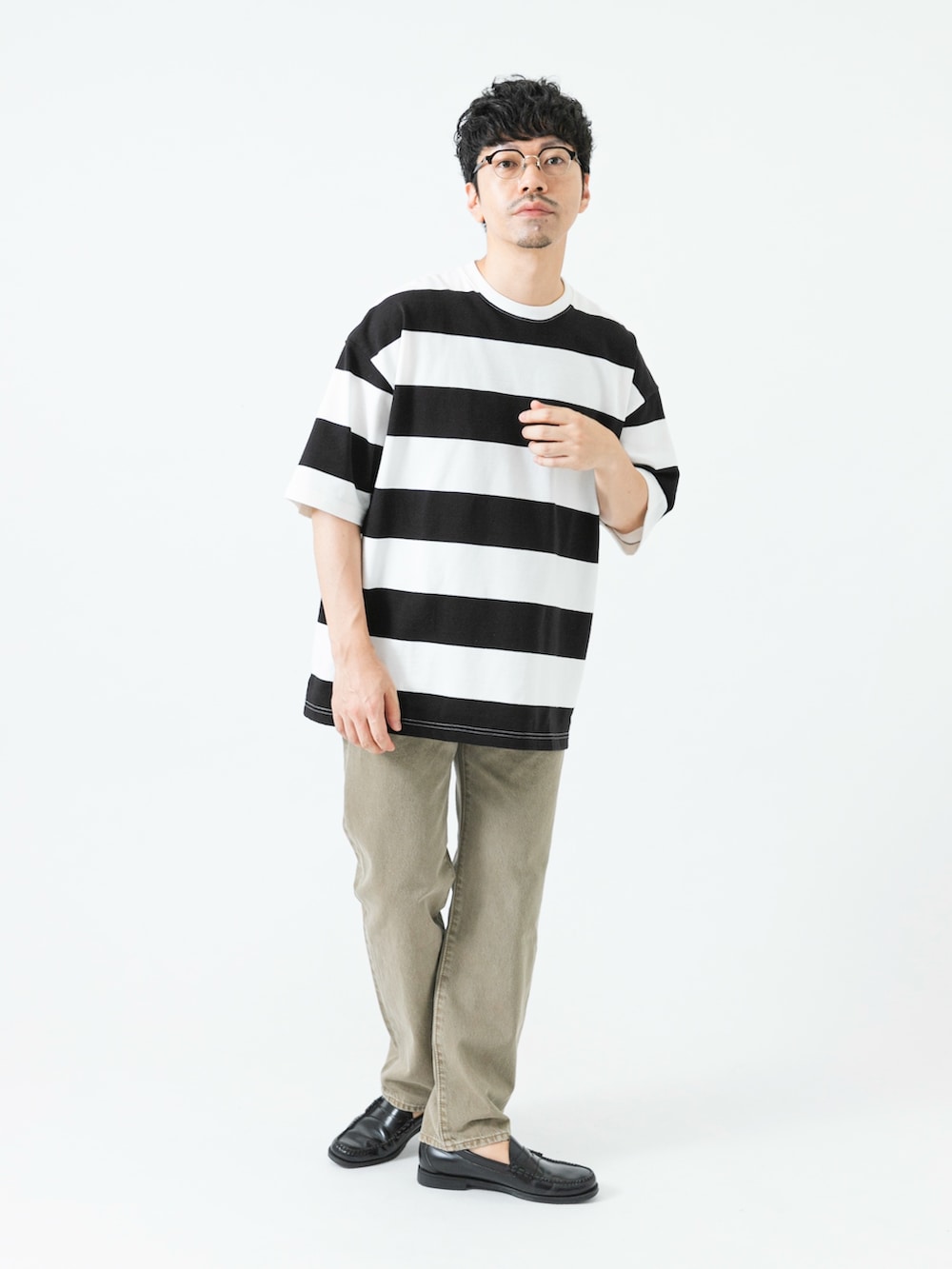 ホワイト系のTシャツ/カットソー、ベージュ系のデニムパンツを着用したメンズの夏コーディネートの5枚目の写真