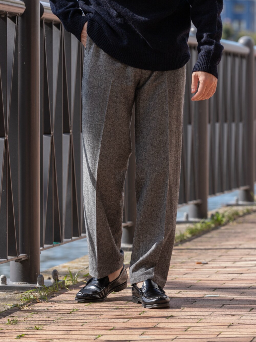 ブルー系のニット/セーター、グレー系のその他パンツを着用したメンズの秋コーディネートの3枚目の写真