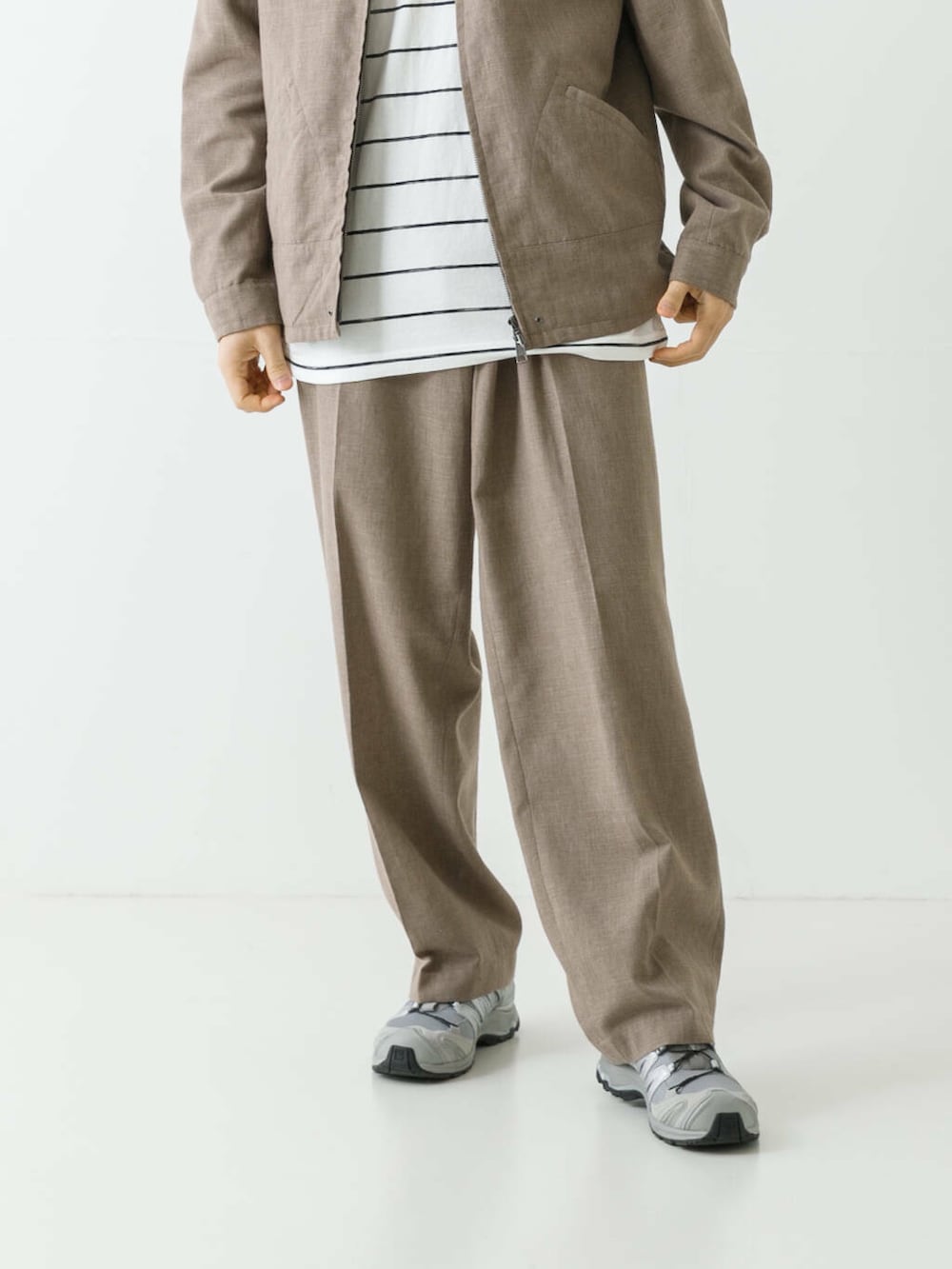 「セットアップ、きれいめカジュアル、春コーデ、30代、メガネ男子、春カラーコーデ、春のジャケットスタイル」｜「URBAN RESEARCHのLINEN PIN HEAD TUCK PANTS（その他パンツ、グレー系）」を使った、horiguchiさん（メンズ・172cm）の春コーディネートの5枚目の写真