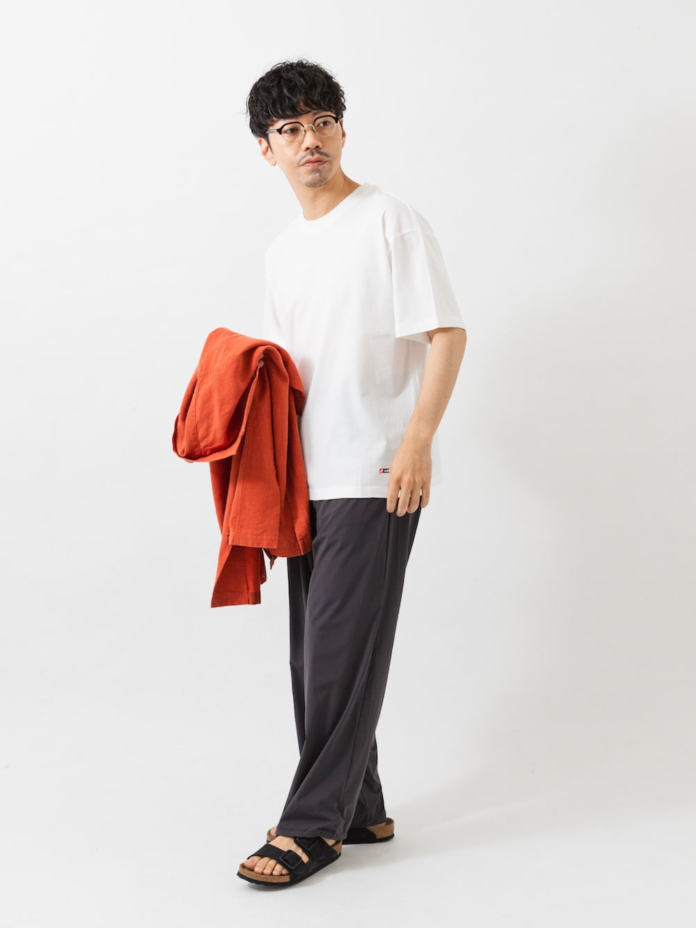 オレンジ系のシャツ/ブラウス、グレー系のその他パンツ、ホワイト系のTシャツ/カットソーを着用したメンズの夏コーディネートの2枚目の写真