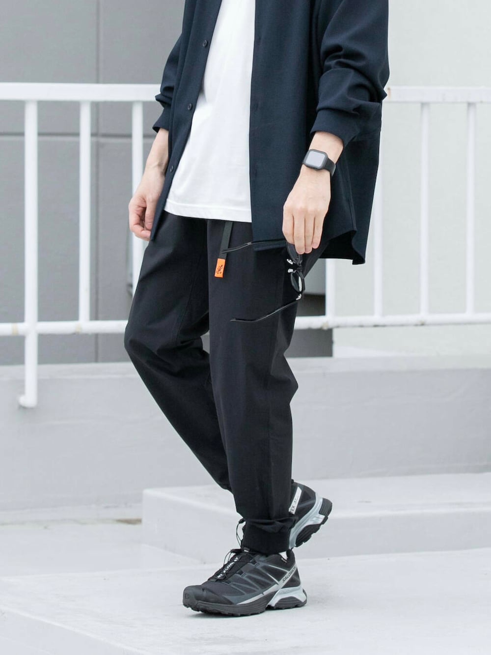 ブラック系のその他パンツ、ブルー系のシャツ/ブラウス、ブラック系のスニーカーを着用したメンズの春コーディネートの3枚目の写真