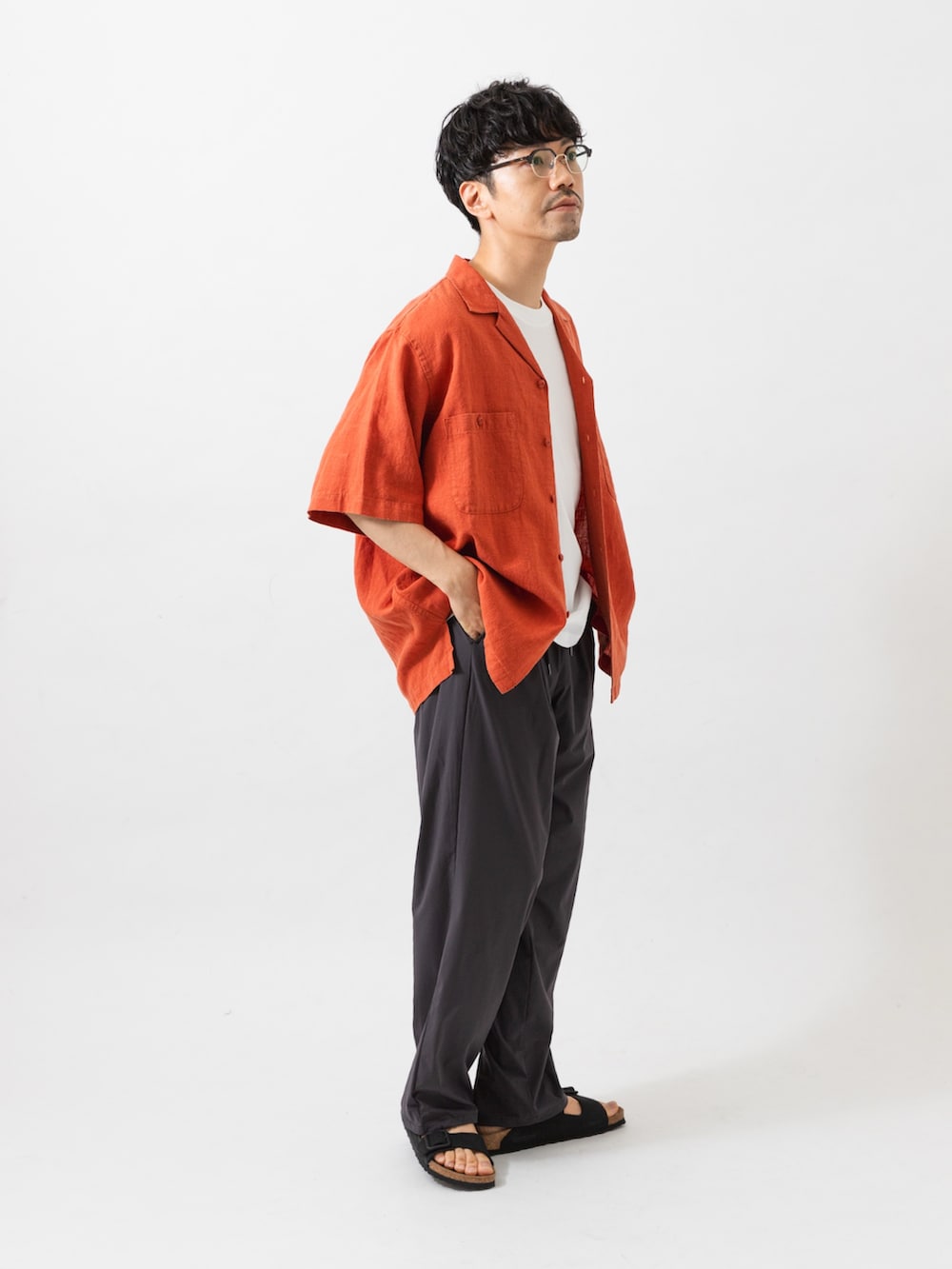 オレンジ系のシャツ/ブラウス、グレー系のその他パンツ、ホワイト系のTシャツ/カットソーを着用したメンズの夏コーディネートの6枚目の写真