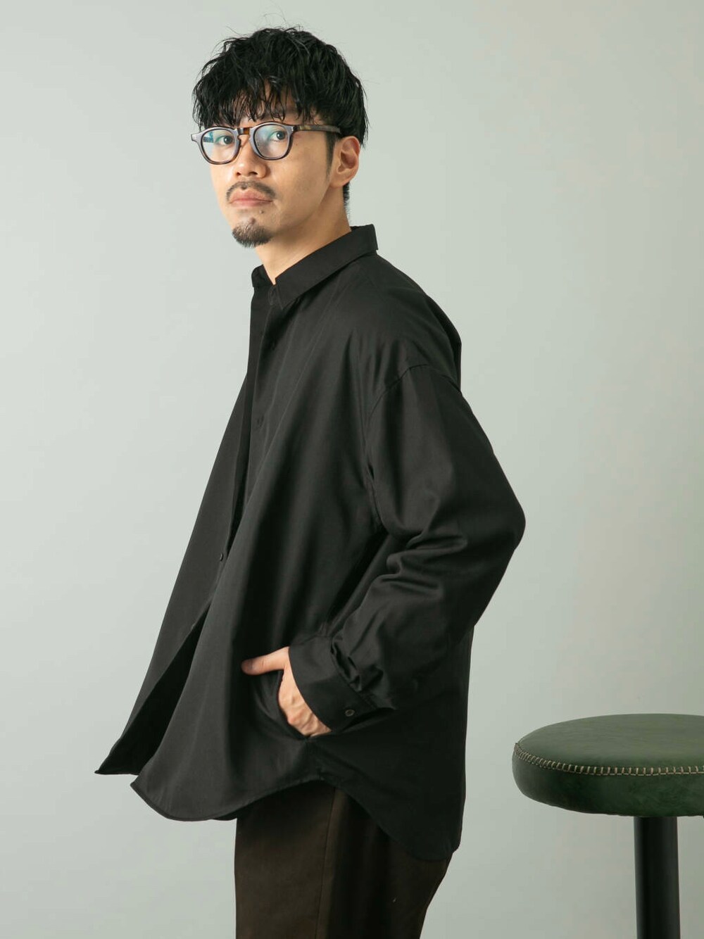 ブラック系のシャツ/ブラウス、ブラウン系のその他パンツを着用したメンズの夏コーディネートの3枚目の写真