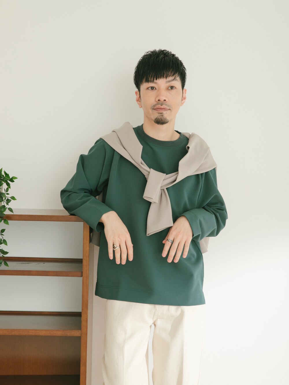 グリーン系のTシャツ/カットソー、ホワイト系のデニムパンツ、ベージュ系のカーディガン/ボレロを着用したメンズの春コーディネートの3枚目の写真