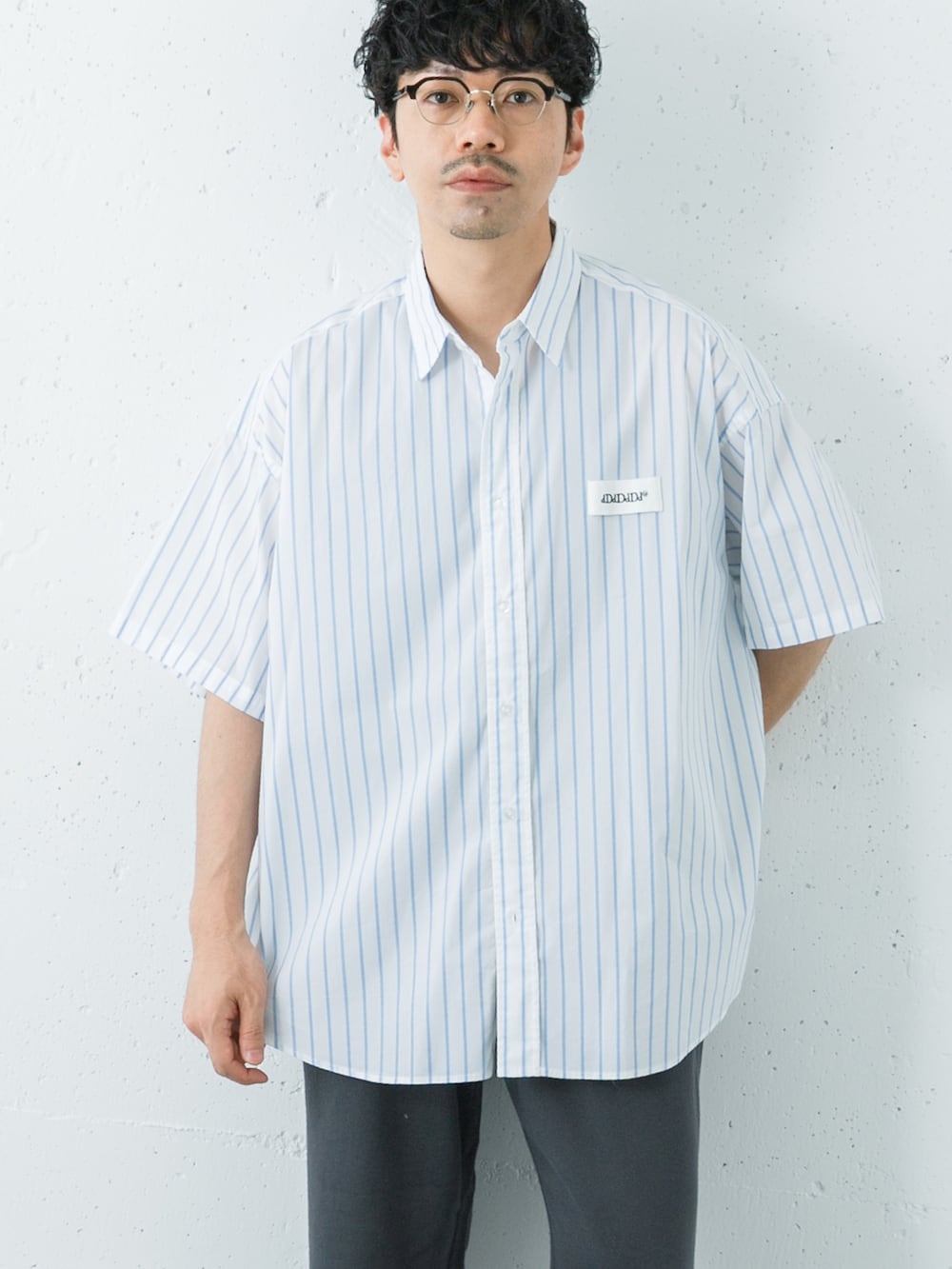 ブラック系のサンダル、グレー系のスウェットパンツ、ホワイト系のシャツ/ブラウスを着用したメンズの夏コーディネートの2枚目の写真