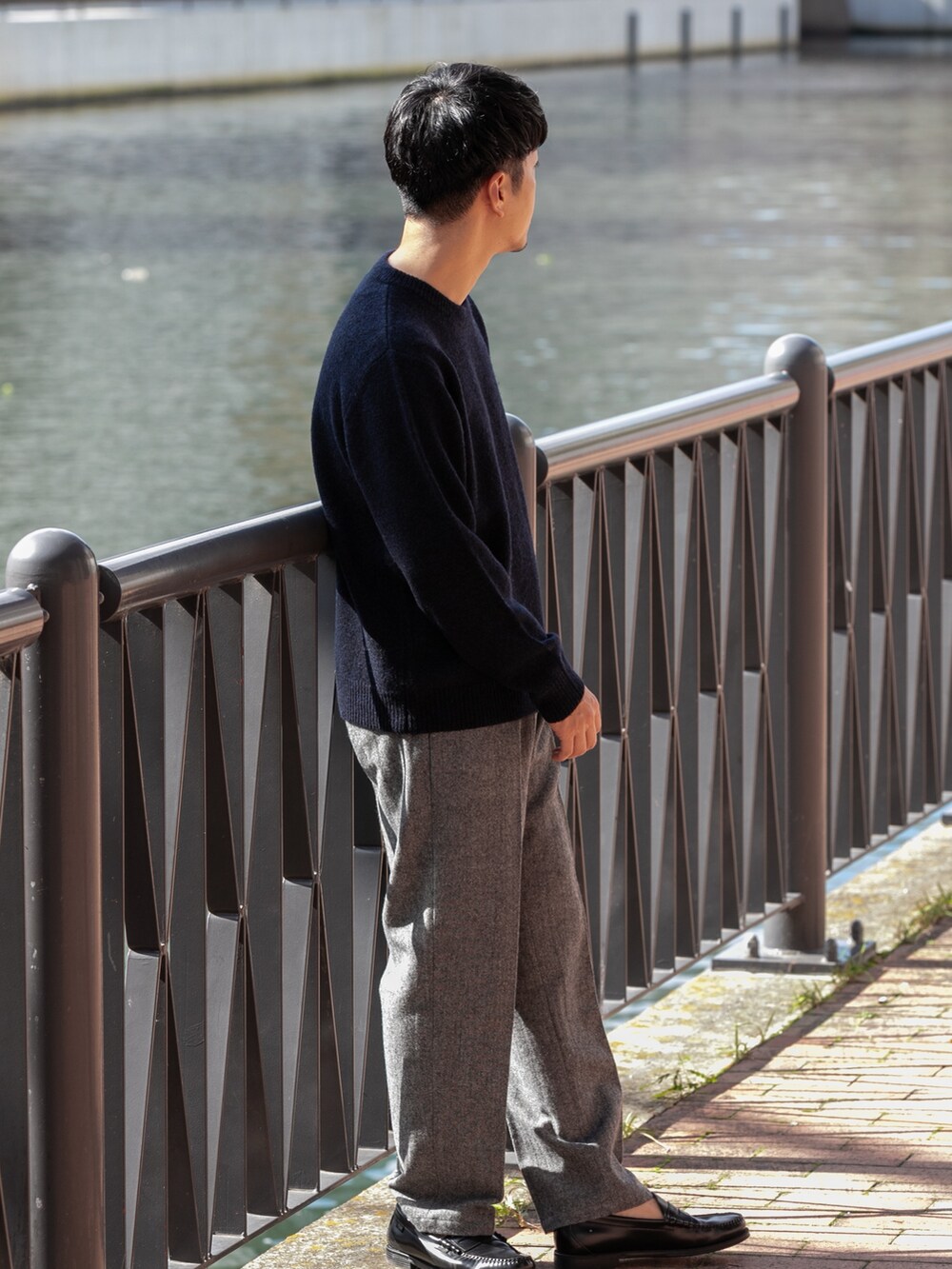 ブルー系のニット/セーター、グレー系のその他パンツを着用したメンズの秋コーディネートの5枚目の写真
