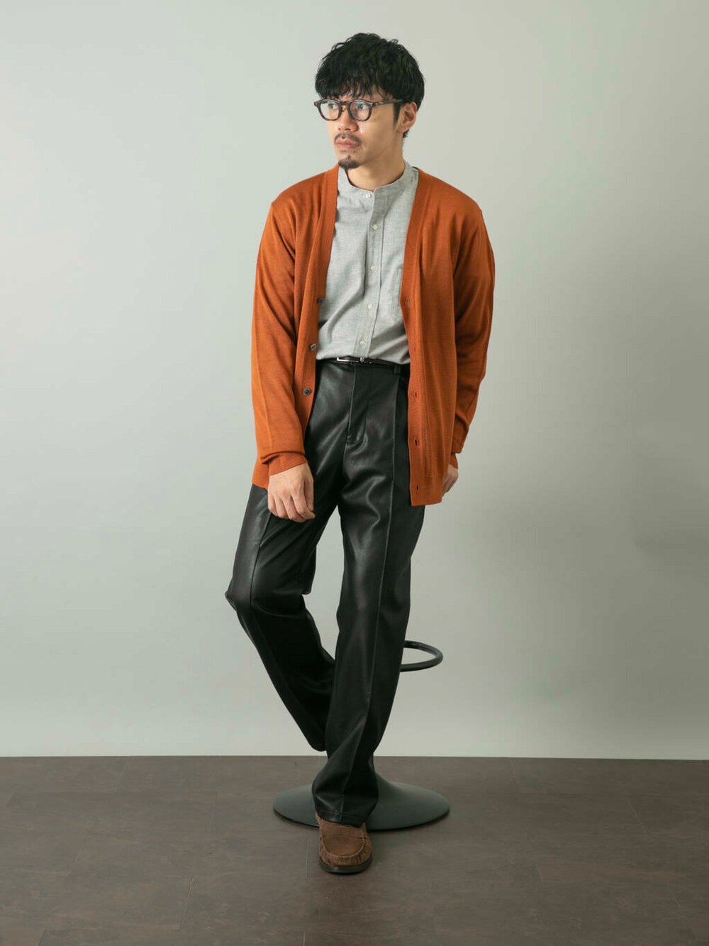 ブラウン系のカーディガン/ボレロ、ブラック系のその他パンツを着用したメンズの夏コーディネートの7枚目の写真