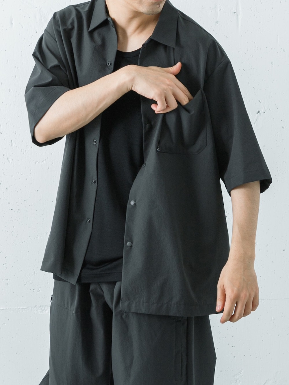 グレー系のシャツ/ブラウス、グレー系のその他パンツを着用したメンズの春コーディネートの2枚目の写真