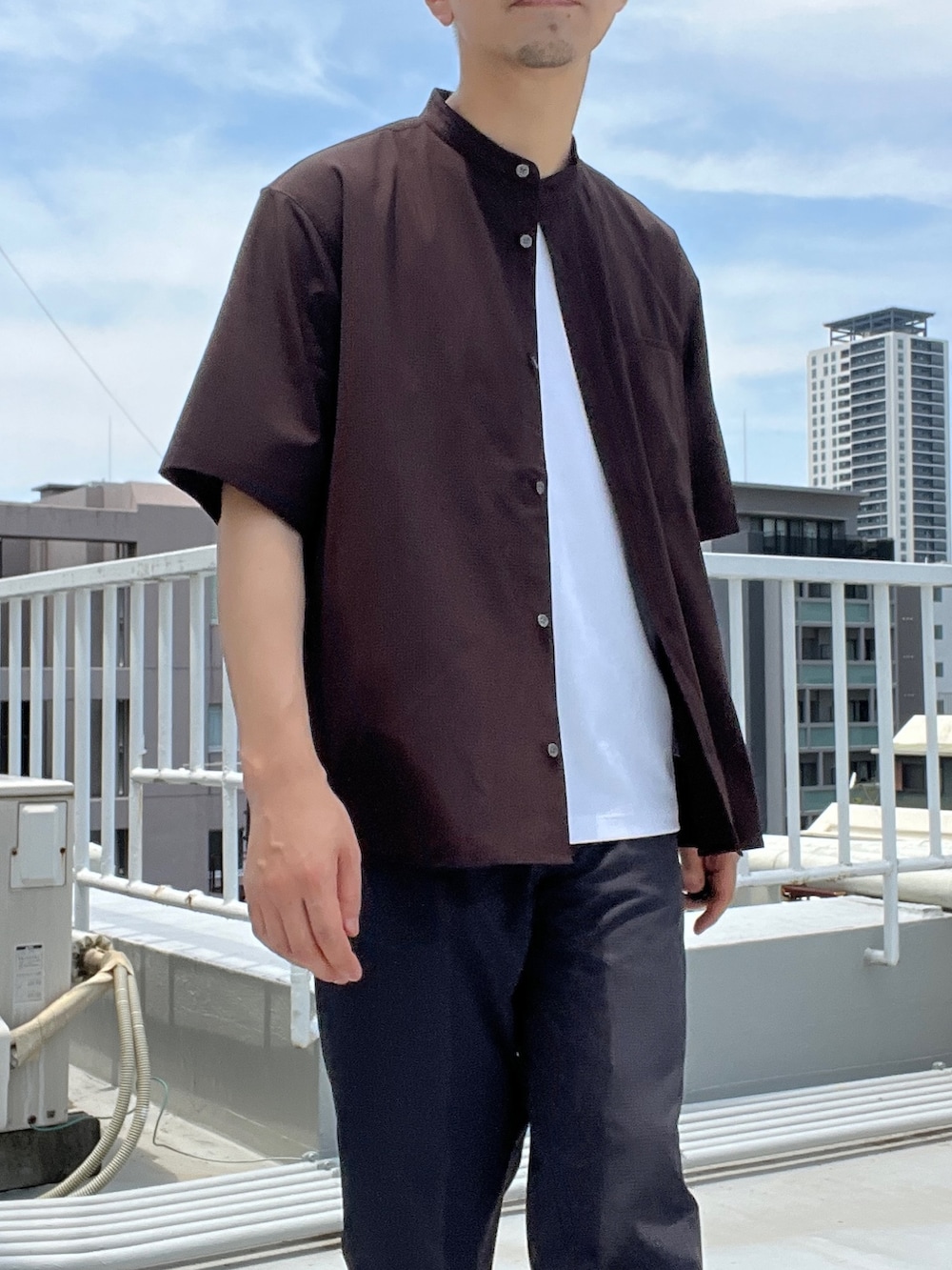 ブラウン系のシャツ/ブラウス、グレー系のその他パンツを着用したメンズの夏コーディネートの2枚目の写真