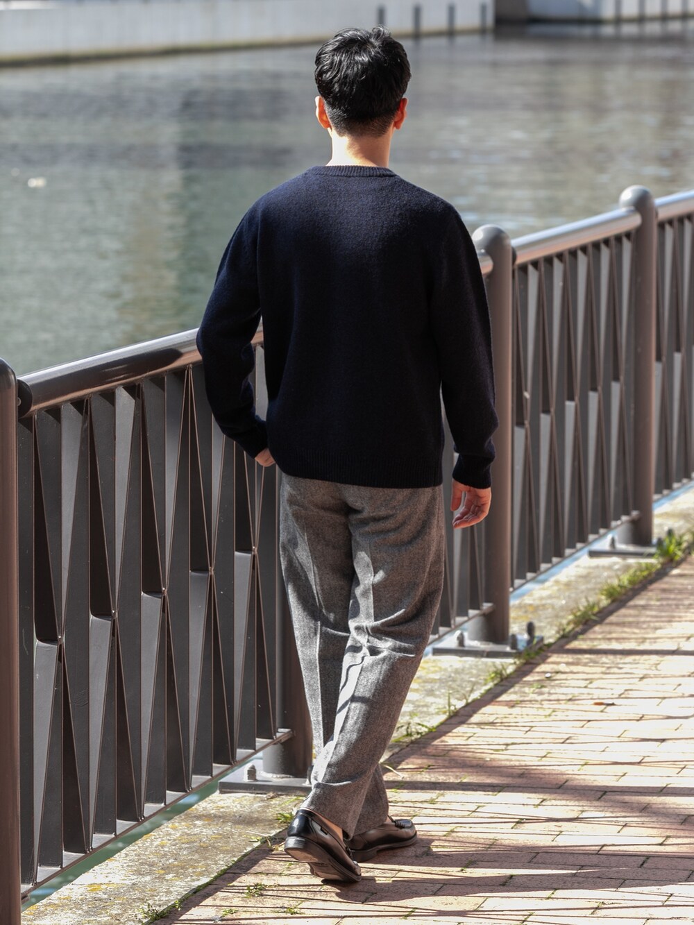 ブルー系のニット/セーター、グレー系のその他パンツを着用したメンズの秋コーディネートの4枚目の写真