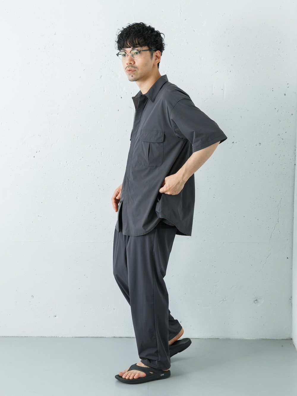 グレー系のシャツ/ブラウス、グレー系のその他パンツ、ブラック系のサンダルを着用したメンズの夏コーディネートの4枚目の写真