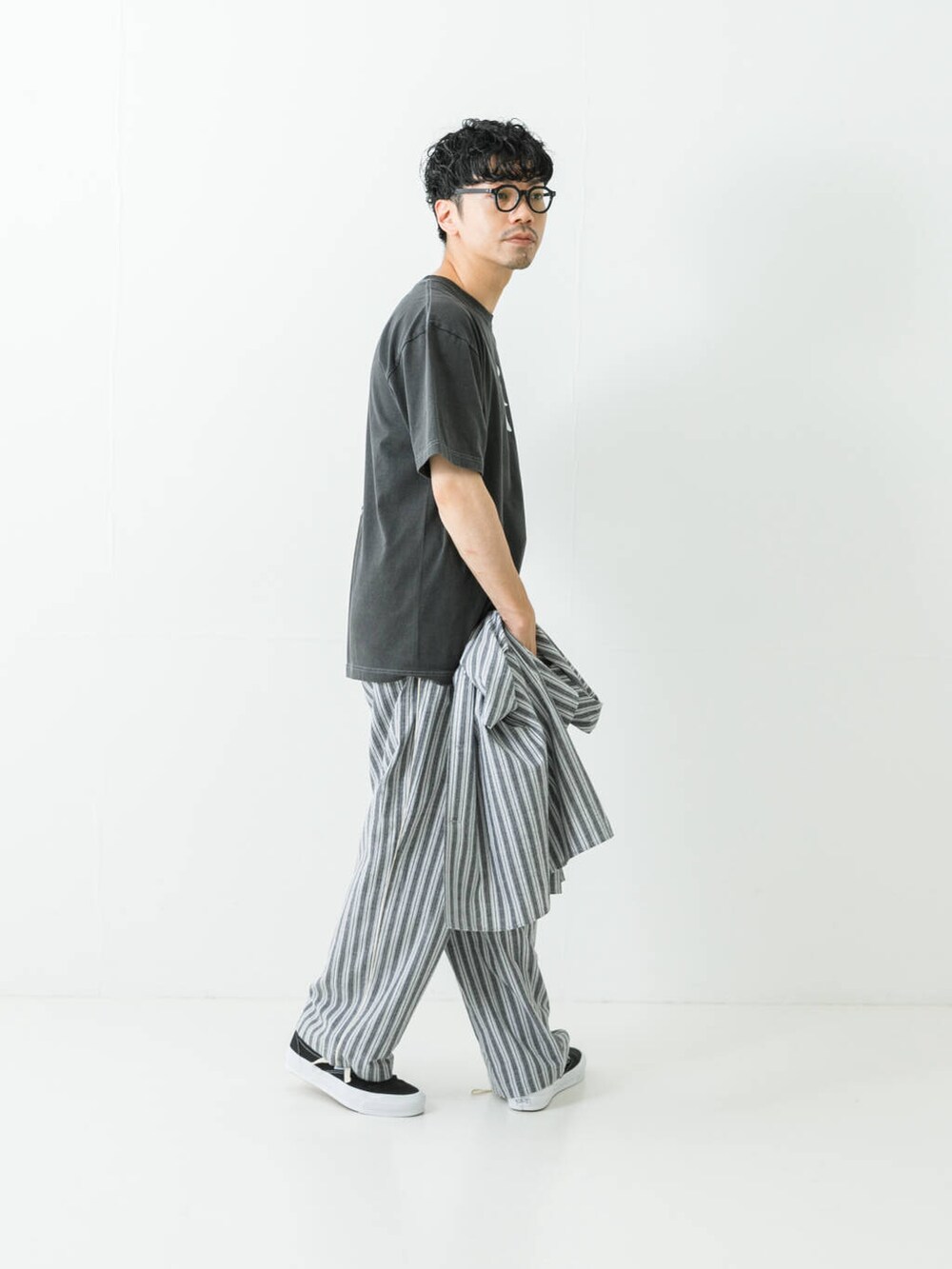 ブラック系のシャツ/ブラウス、ブラック系のその他パンツ、ブラック系のTシャツ/カットソーを着用したメンズの夏コーディネートの6枚目の写真