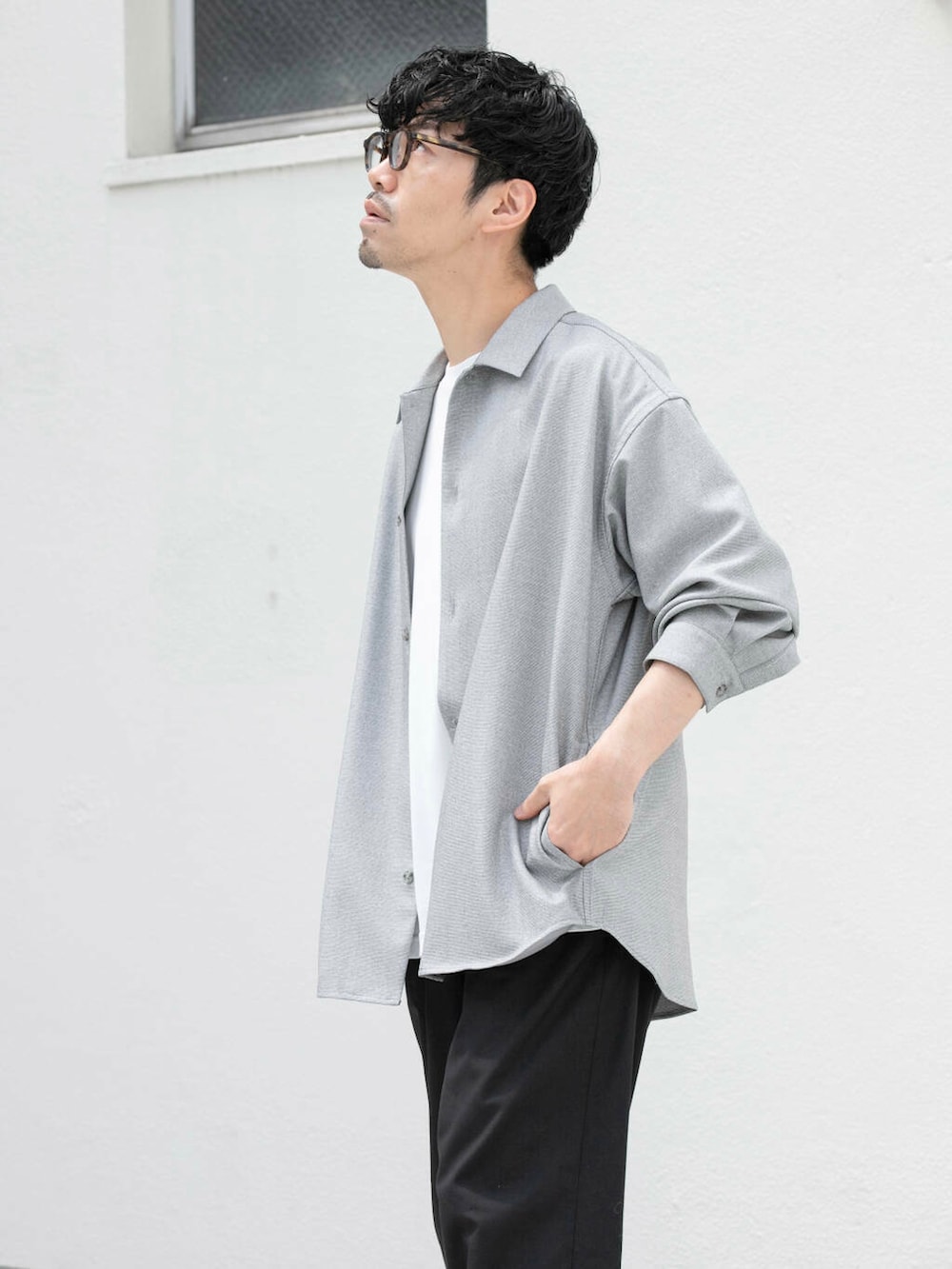 グレー系のシャツ/ブラウス、ブラック系のその他パンツを着用したメンズの春コーディネートの2枚目の写真