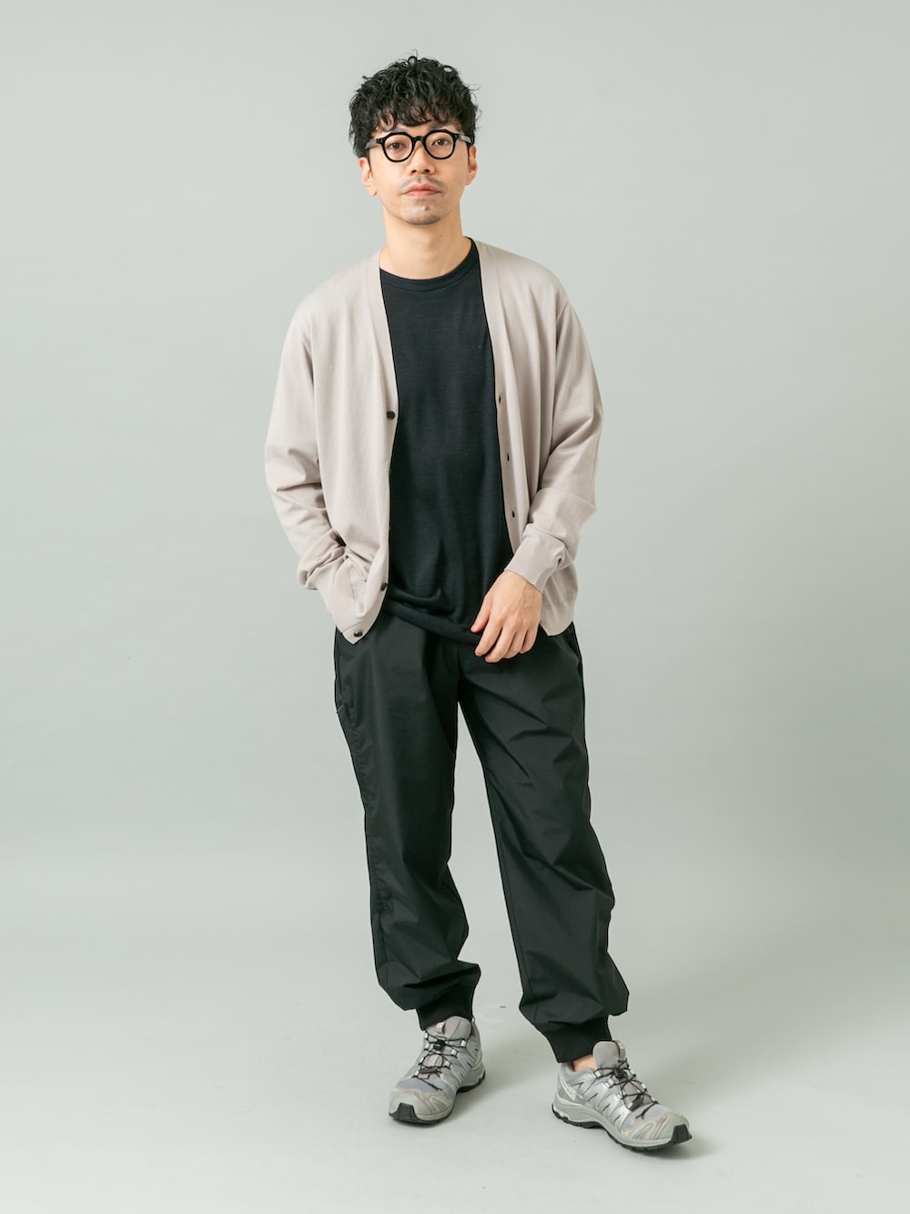 ブラック系のその他パンツ、ブラック系のTシャツ/カットソー、グレー系のカーディガン/ボレロを着用したメンズの冬コーディネートの5枚目の写真