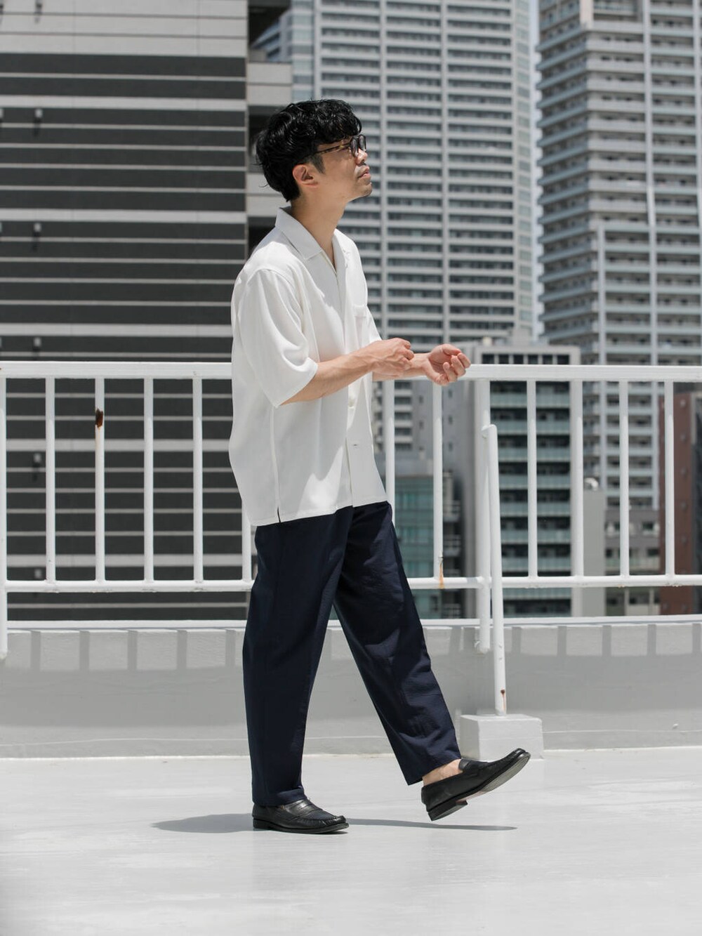 ホワイト系のシャツ/ブラウス、ブルー系のその他パンツを着用したメンズの夏コーディネートの4枚目の写真