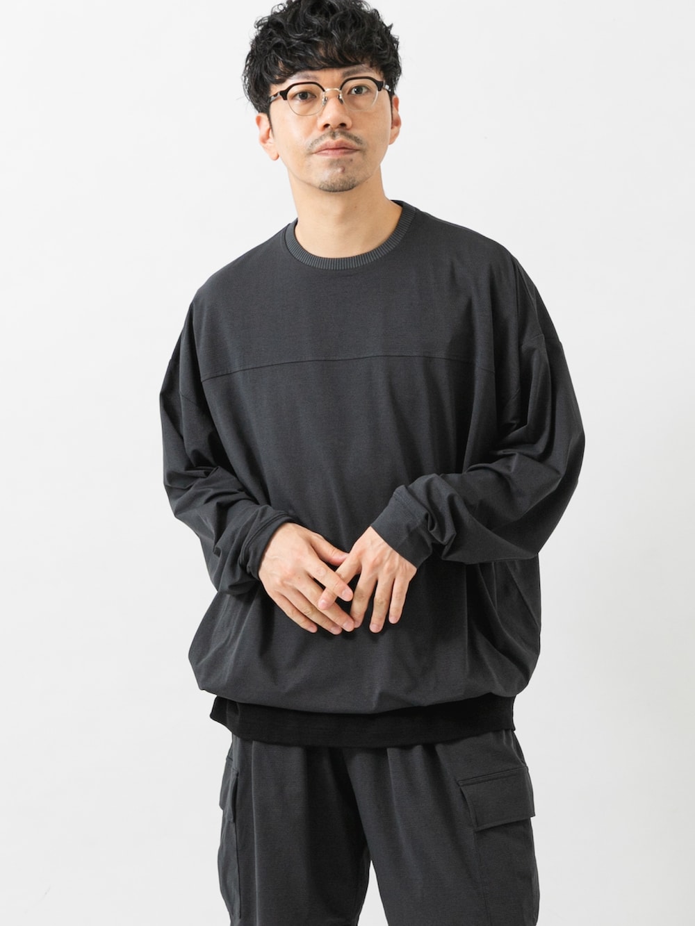 ブラック系のTシャツ/カットソー、グレー系のTシャツ/カットソー、グレー系のその他パンツを着用したメンズの夏コーディネートの2枚目の写真