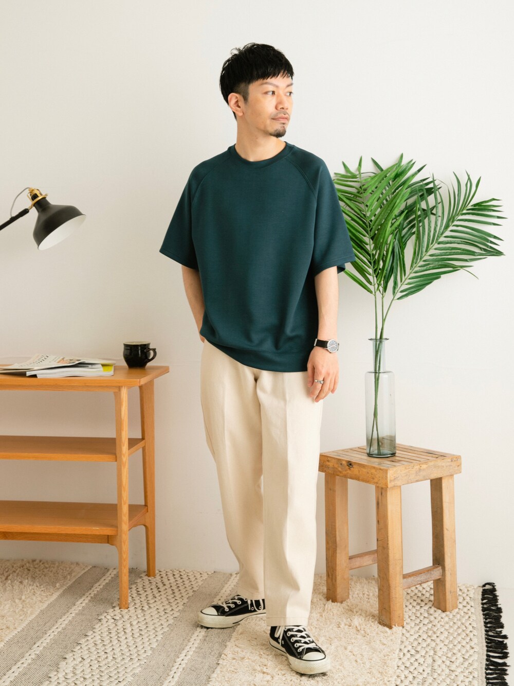 ホワイト系のデニムパンツ、ブルー系のTシャツ/カットソー、ホワイト系のその他を着用したメンズの春コーディネートの3枚目の写真