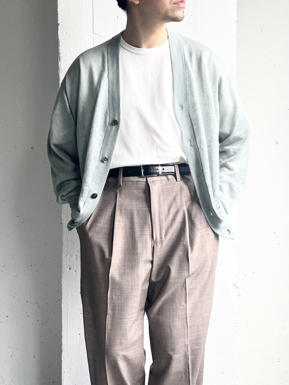 ブルー系のニット/セーター、ベージュ系のその他パンツ、ホワイト系のTシャツ/カットソーを着用したメンズの夏コーディネートの4枚目の写真
