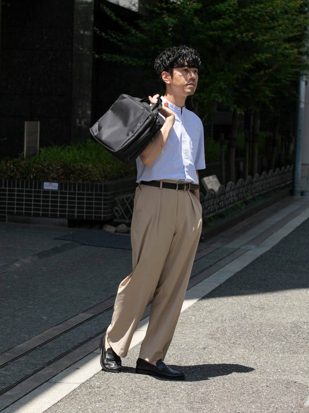 その他のシャツ/ブラウス、ブラック系のバックパック/リュック、ベージュ系のその他パンツを着用したメンズの夏コーディネートの4枚目の写真
