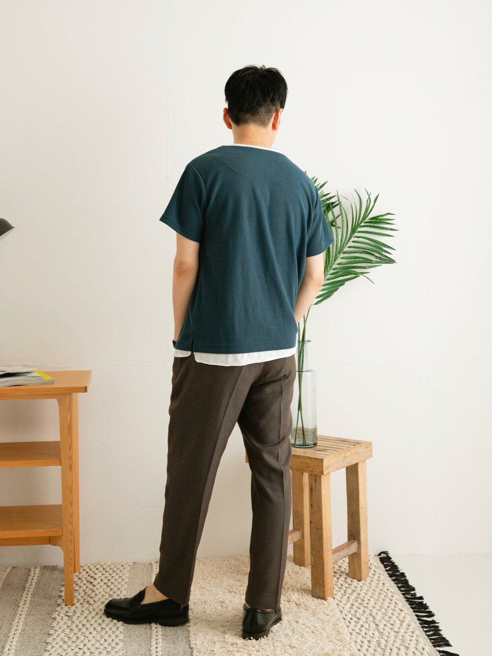 ブルー系のTシャツ/カットソー、グレー系のその他パンツ、ホワイト系のその他を着用したメンズの春コーディネートの3枚目の写真