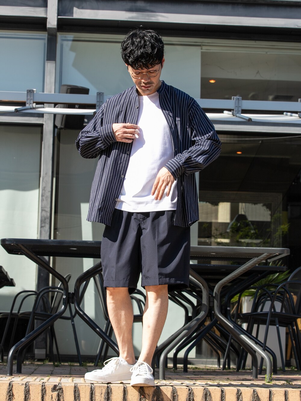 ブルー系のその他パンツ、ホワイト系のTシャツ/カットソー、ブルー系のシャツ/ブラウスを着用したメンズの春コーディネートの5枚目の写真