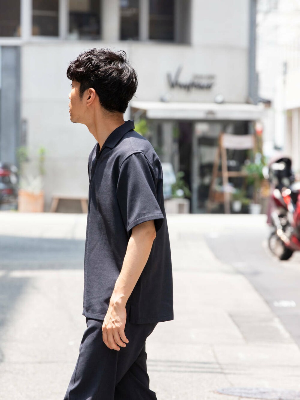 ブルー系のシャツ/ブラウス、ブルー系のその他パンツを着用したメンズの夏コーディネートの4枚目の写真