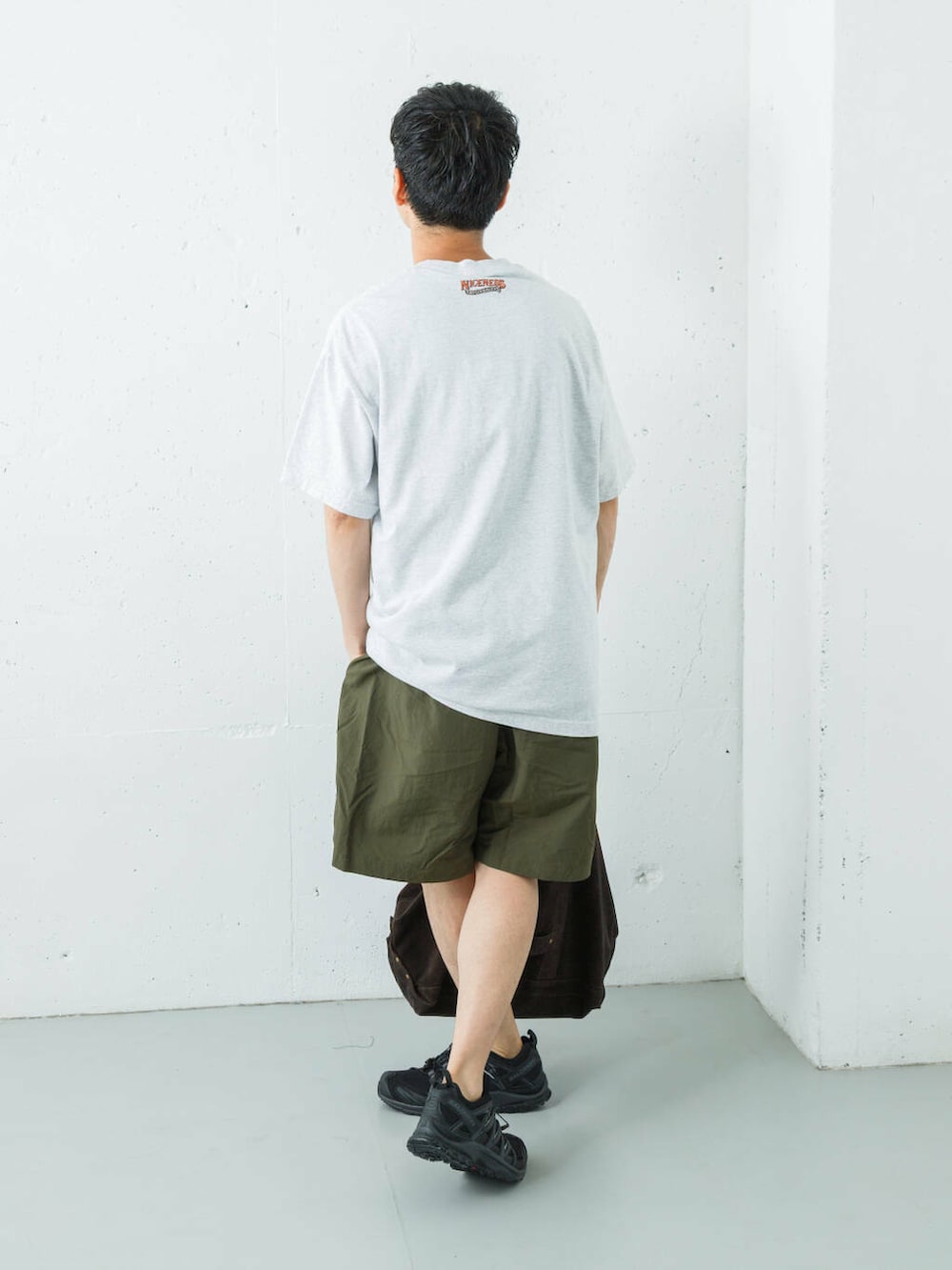 グリーン系のその他パンツ、ブラック系のスニーカーを着用したメンズの夏コーディネートの4枚目の写真