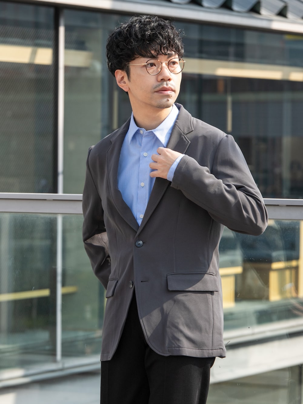 ベージュ系のステンカラーコート、グレー系のテーラードジャケット、ブルー系のシャツ/ブラウスを着用したメンズの冬コーディネートの4枚目の写真