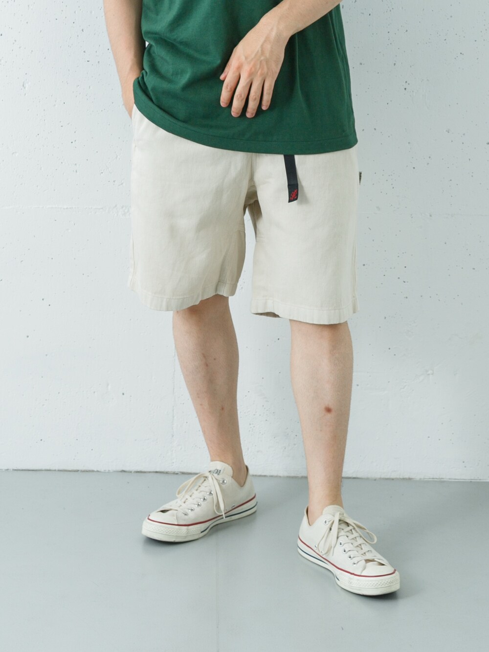 ベージュ系のその他パンツ、グリーン系のTシャツ/カットソーを着用したメンズの夏コーディネートの3枚目の写真