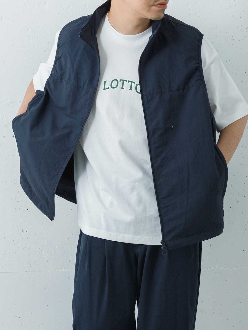 ホワイト系のTシャツ/カットソー、ブルー系のベスト、ブルー系のその他パンツを着用したメンズの春コーディネートの2枚目の写真