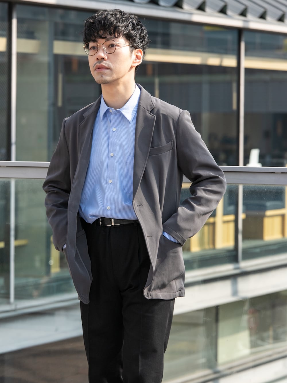 ベージュ系のステンカラーコート、グレー系のテーラードジャケット、ブルー系のシャツ/ブラウスを着用したメンズの冬コーディネートの9枚目の写真