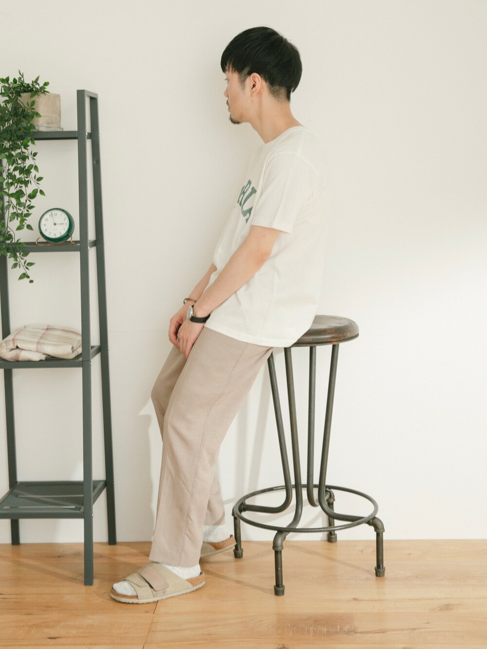 ベージュ系のその他パンツ、ホワイト系のTシャツ/カットソー、ホワイト系のその他を着用したメンズの春コーディネートの2枚目の写真