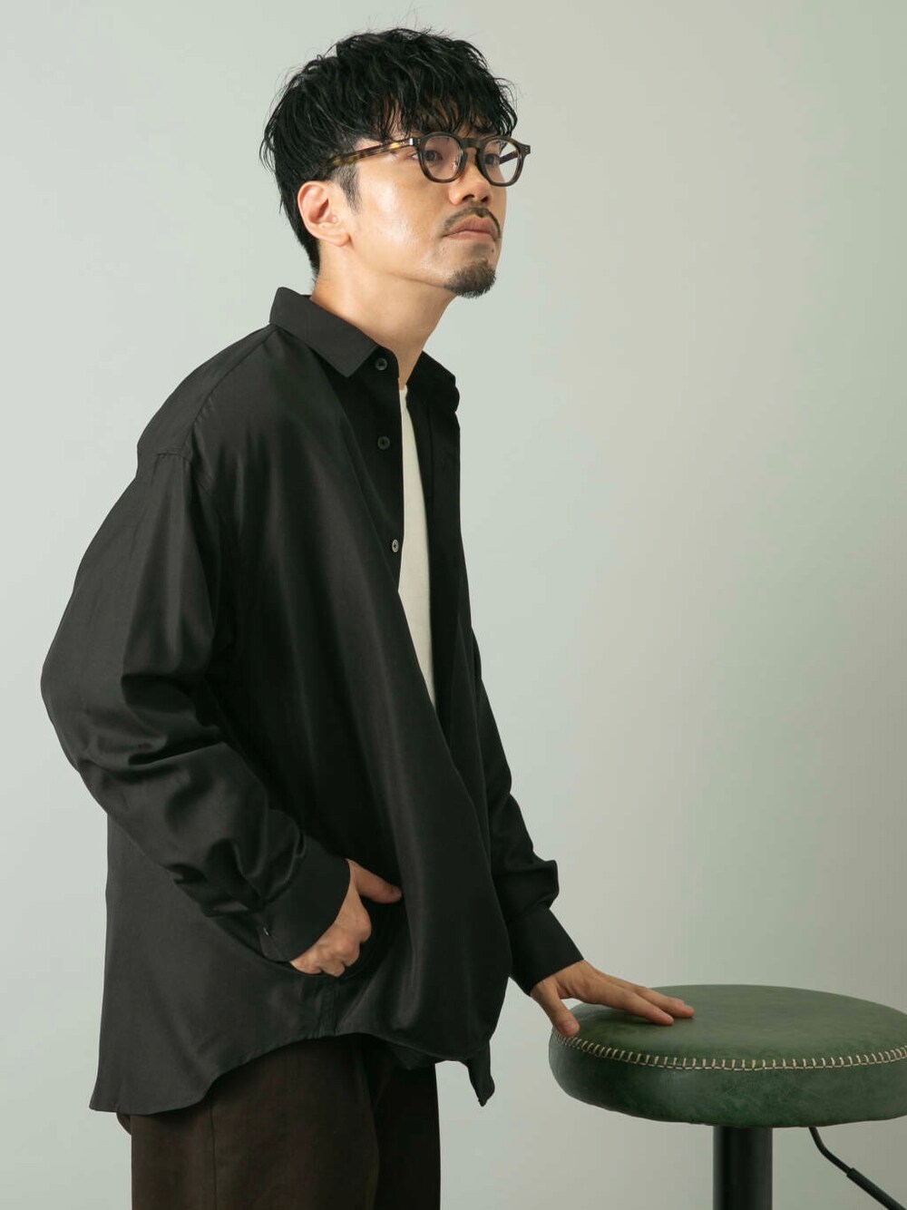 ブラック系のシャツ/ブラウス、ブラウン系のその他パンツを着用したメンズの夏コーディネートの6枚目の写真