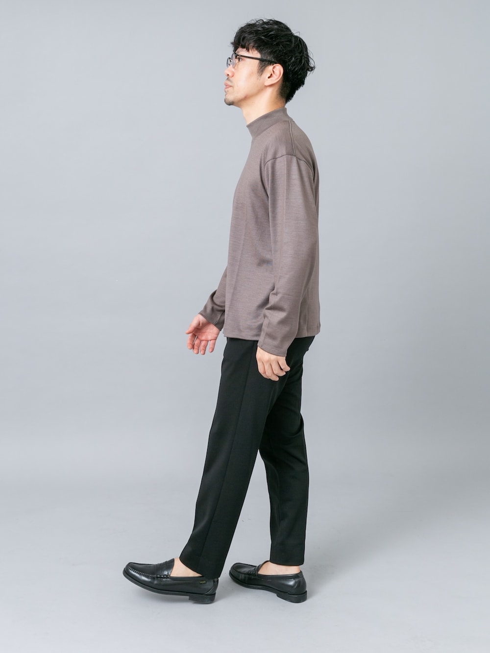 ベージュ系のTシャツ/カットソー、ブラック系のシャツ/ブラウス、ブラック系のその他パンツを着用したメンズの夏コーディネートの6枚目の写真