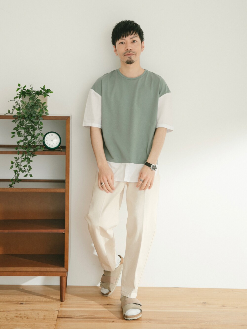 グリーン系のTシャツ/カットソー、ホワイト系のデニムパンツ、ベージュ系のカーディガン/ボレロを着用したメンズの春コーディネートの3枚目の写真