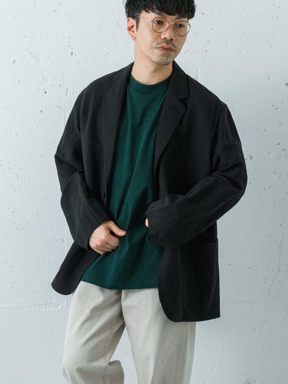 ブラック系のローファー、グリーン系のTシャツ/カットソー、ベージュ系のデニムパンツを着用したメンズの春コーディネートの2枚目の写真