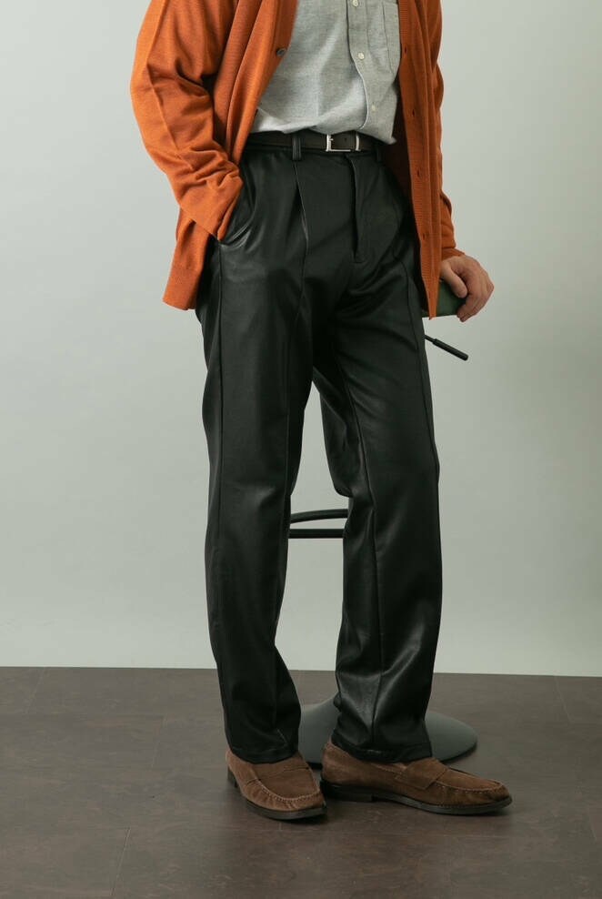 ブラウン系のカーディガン/ボレロ、ブラック系のその他パンツを着用したメンズの夏コーディネートの3枚目の写真