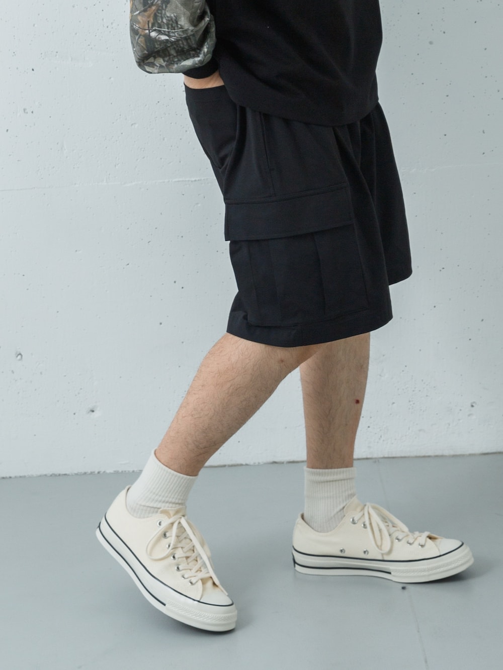 ブラック系のTシャツ/カットソー、その他のTシャツ/カットソー、ブラック系のその他パンツを着用したメンズの春コーディネートの6枚目の写真